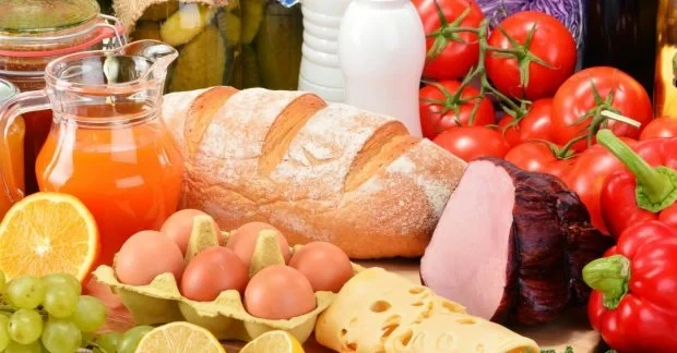 В Україні продукти частіше викидають: чому мережі уникають фудбанків