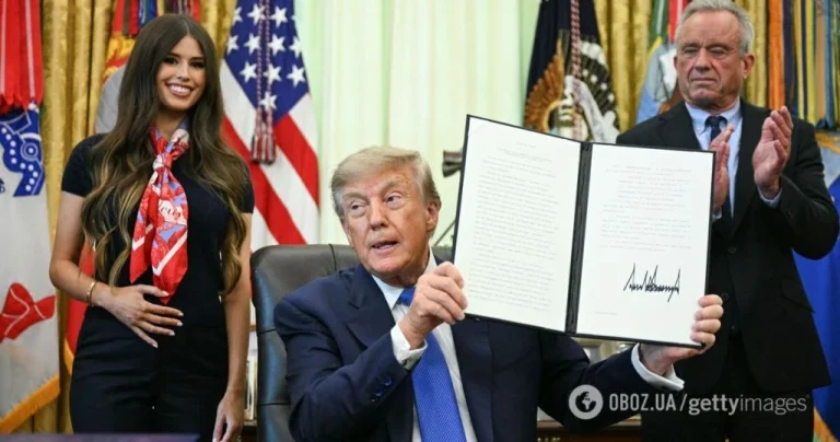 Трампа будять на заходах ударом струму: вагітна помічниця стала героїнею мемів