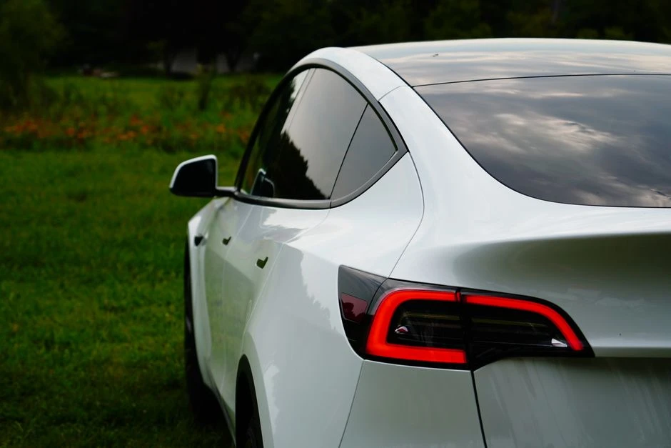 Tesla Model Y очолила ринок вживаних електрокарів в Україні: серед нових лідирує BYD